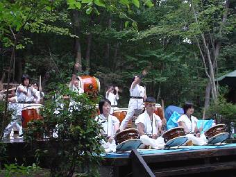 �܂ق�Α��ېX�̃R���T�[�g���̂S�y��񕔍����z