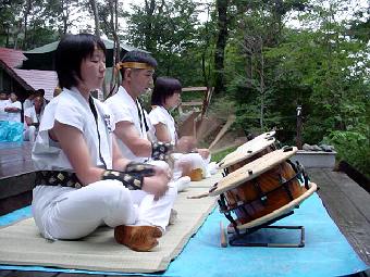 �܂ق�Α��ېX�̃R���T�[�g���̂T�y��񕔍����z